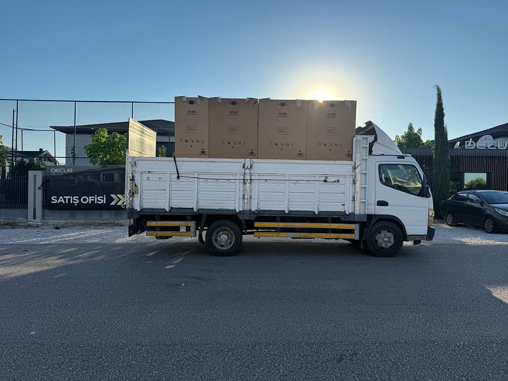 Kasada dört büyük beyaz eşya kolisi