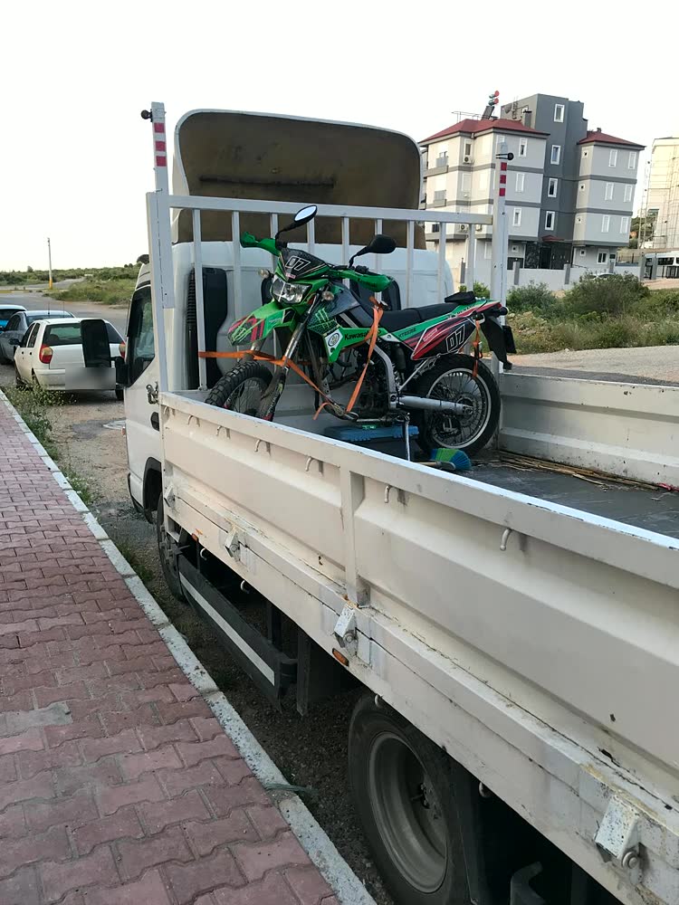 Kasaya bağlanmış motosiklet
